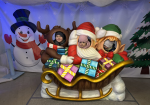 Grupa 1 w saniach Świętego Mikołaja.