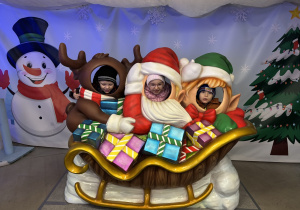 Grupa 4 w saniach Świętego Mikołaja.