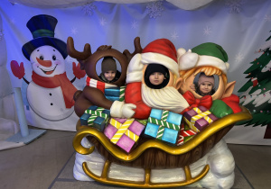 Grupa 1 w saniach Świętego Mikołaja.