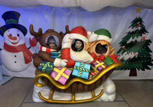 Grupa 1 w saniach Świętego Mikołaja.