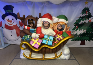 Grupa 1 w saniach Świętego Mikołaja.