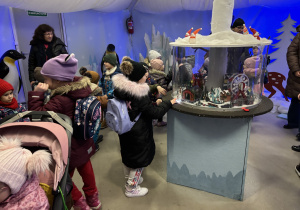 Dzieci zwiedzają miejsca związane ze Świętym Mikołajem.