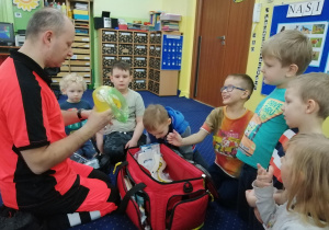 Oglądamy sprzęt ratownika.