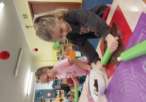 dzieci z grupy 1 wykonują i ozdabiają pierniki