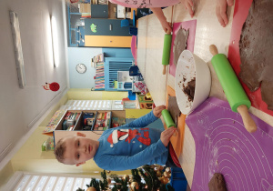 dzieci z grupy 1 wykonują i ozdabiają pierniki