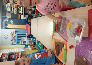 dzieci z grupy 1 wykonują i ozdabiają pierniki