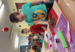 dzieci z grupy 1 wykonują i ozdabiają pierniki