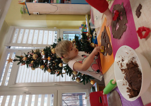 dzieci z grupy 1 wykonują i ozdabiają pierniki