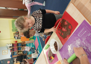 dzieci z grupy 1 wykonują i ozdabiają pierniki