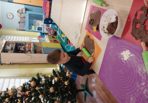 dzieci z grupy 1 wykonują i ozdabiają pierniki