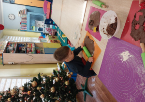 dzieci z grupy 1 wykonują i ozdabiają pierniki