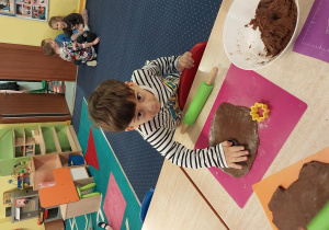 dzieci z grupy 1 wykonują i ozdabiają pierniki