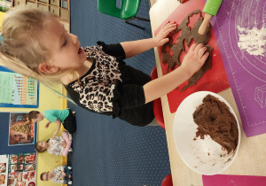 dzieci z grupy 1 wykonują i ozdabiają pierniki