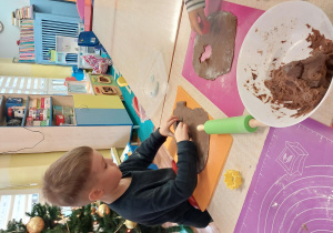 dzieci z grupy 1 wykonują i ozdabiają pierniki