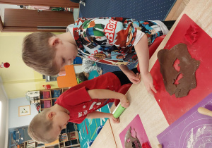 dzieci z grupy 1 wykonują i ozdabiają pierniki