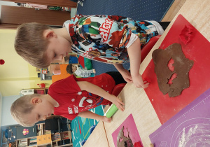 dzieci z grupy 1 wykonują i ozdabiają pierniki