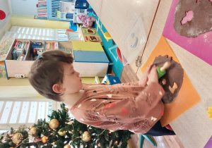 dzieci z grupy 1 wykonują i ozdabiają pierniki