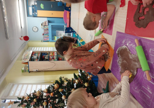 dzieci z grupy 1 wykonują i ozdabiają pierniki