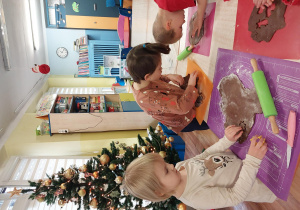 dzieci z grupy 1 wykonują i ozdabiają pierniki