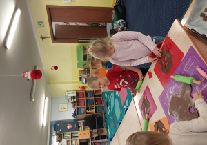 dzieci z grupy 1 wykonują i ozdabiają pierniki