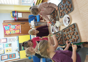 dzieci z grupy 1 wykonują i ozdabiają pierniki