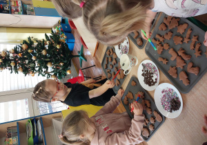 dzieci z grupy 1 wykonują i ozdabiają pierniki
