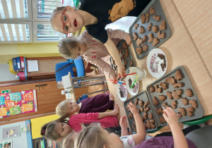 dzieci z grupy 1 wykonują i ozdabiają pierniki