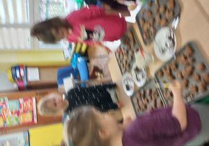 dzieci z grupy 1 wykonują i ozdabiają pierniki