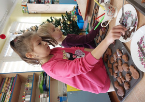 dzieci z grupy 1 wykonują i ozdabiają pierniki