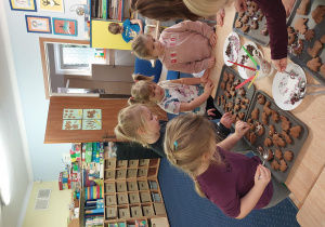 dzieci z grupy 1 wykonują i ozdabiają pierniki