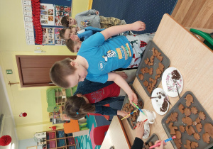 dzieci z grupy 1 wykonują i ozdabiają pierniki