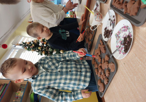 dzieci z grupy 1 wykonują i ozdabiają pierniki