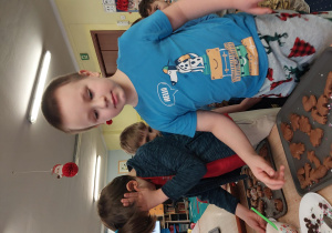 dzieci z grupy 1 wykonują i ozdabiają pierniki