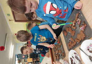 dzieci z grupy 1 wykonują i ozdabiają pierniki