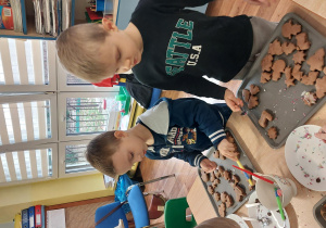 dzieci z grupy 1 wykonują i ozdabiają pierniki