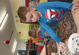 dzieci z grupy 1 wykonują i ozdabiają pierniki