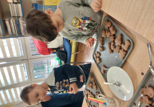 dzieci z grupy 1 wykonują i ozdabiają pierniki