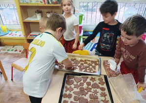 dzieci przygotowują pierniki