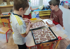 dzieci przygotowują pierniki