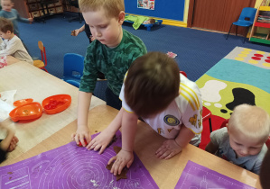 dzieci przygotowują pierniki