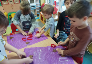 dzieci przygotowują pierniki