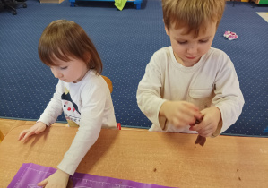 dzieci przygotowują pierniki