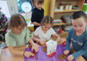 dzieci przygotowują pierniki