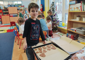 dzieci przygotowują pierniki