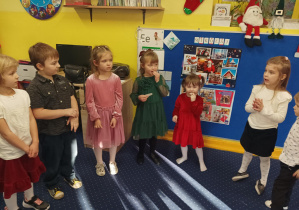 dzieci składają sobie życzenia, dzielą się opłatkiem