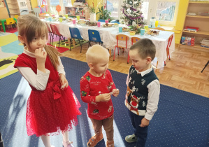 dzieci składają sobie życzenia, dzielą się opłatkiem