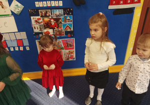 dzieci składają sobie życzenia, dzielą się opłatkiem