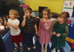 dzieci składają sobie życzenia, dzielą się opłatkiem