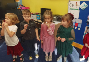 dzieci składają sobie życzenia, dzielą się opłatkiem