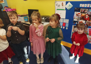 dzieci składają sobie życzenia, dzielą się opłatkiem